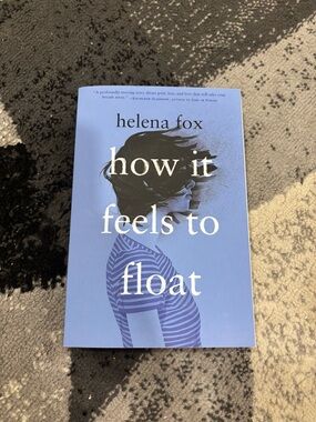 How It Feels to Float by helena fox - Paperback